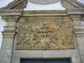 Wappen über der Eingangstür der Kirche