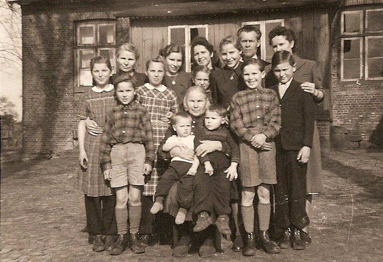 Datei:Dorothea Jesegus mit Kindern und Enkeln.jpg