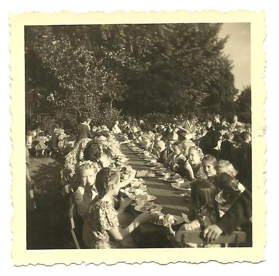 Datei:Erntedankfest 1952 bei Dodts Garten.jpeg