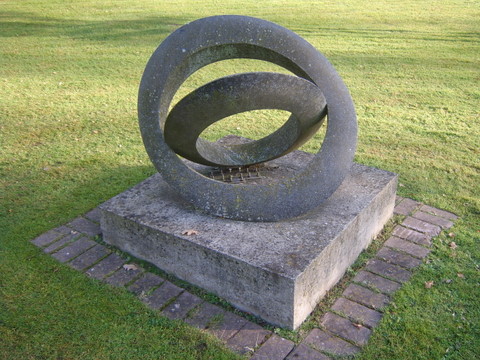 Datei:Friedhof Bremen Huckelriede Kunst1.jpg