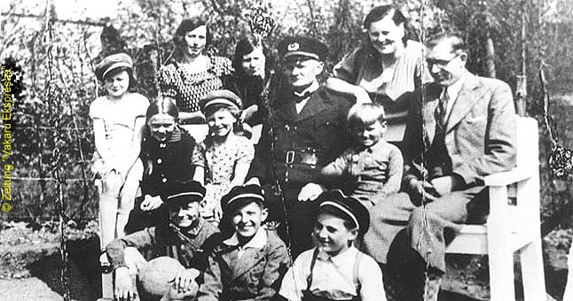 Datei:Familie Auszra mit Otto Serapin C(1).jpg