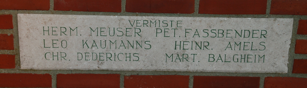 Tafel mit den Vermissten des II. Weltkrieges