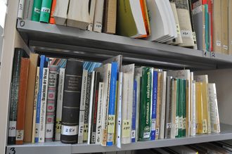 Bücher des Memelland-Archivs (Bild: Werner Boes)